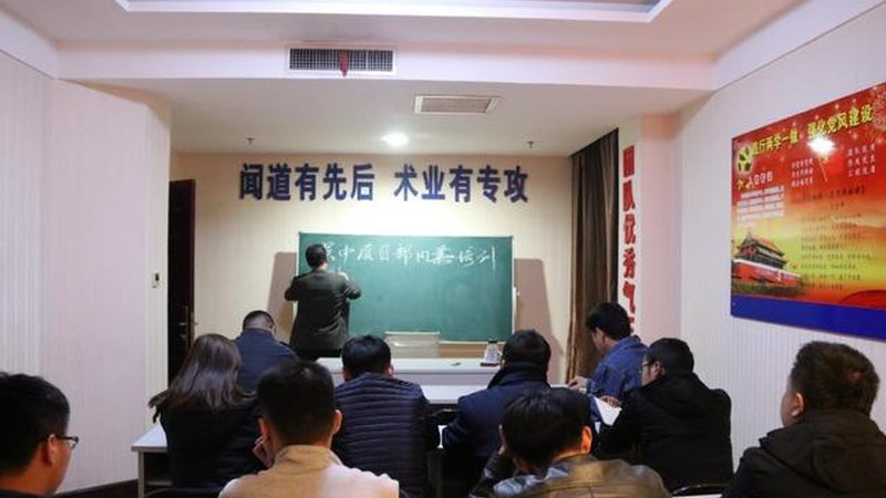 网络课程平台的功能繁多，但大致可以分为以下几个类别：